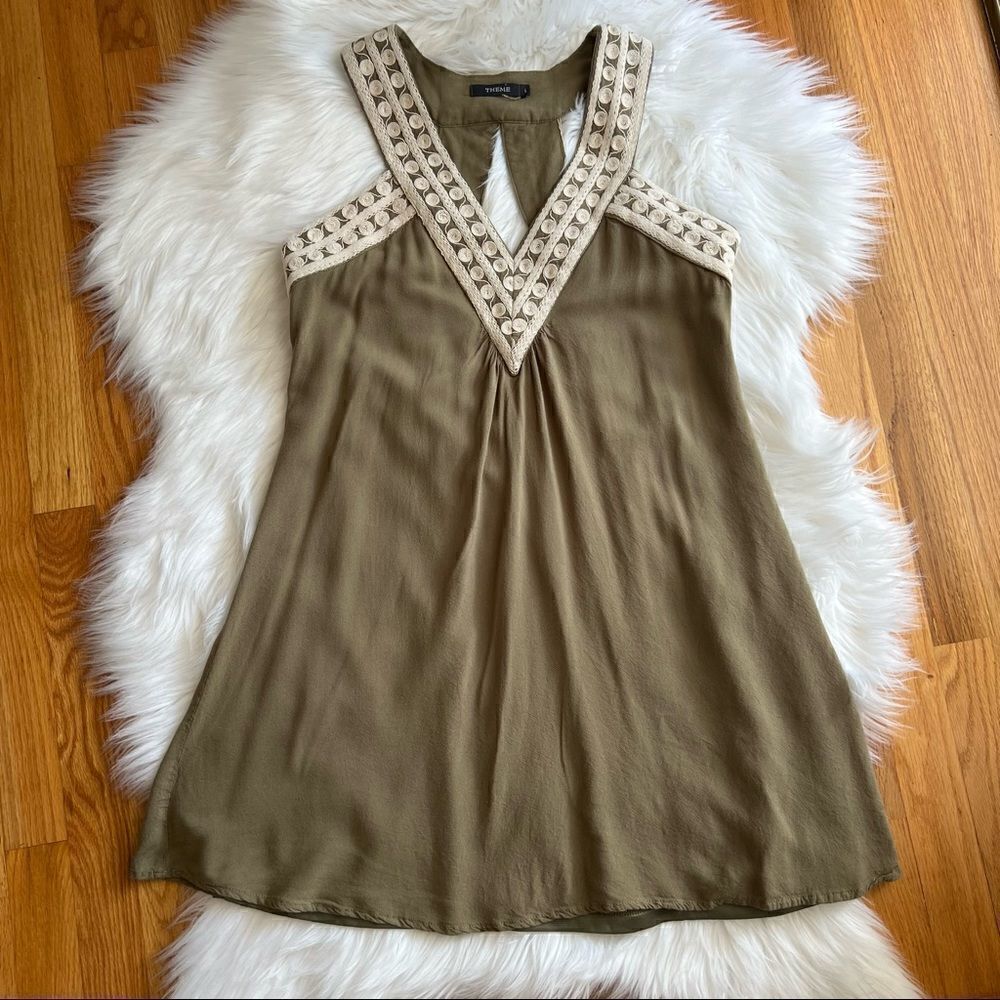 Women’s Theme Dress Size Large
